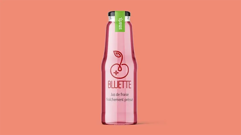 Logo Bluette sur une bouteille de jus